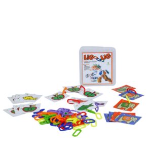 Kit Lig Lig da Materiais Para Brincar. Super clips coloridos estão presos em uma das cartas de atividade, formando uma sequência de cores. Os demais clips e cartas estão em segundo plano.