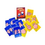 Jogo Mãos e Gestos da Materiais para Brincar, mostrando uma mão de criança reproduzindo um gesto de uma das cartinhas.
