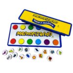 Jogo Memorizando da Materiais para Brincar, mostrando uma placa em MDF com uma sequência de fichas coloridas e temáticas.