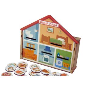 Brinquedo Minha Casa da Materiais para Brincar, mostrando uma casinha em MDF com fichas de móveis e pessoas sendo encaixadas.