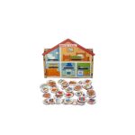 Brinquedo Minha Casa da Materiais para Brincar, mostrando uma casinha em MDF com fichas de móveis e pessoas sendo encaixadas.