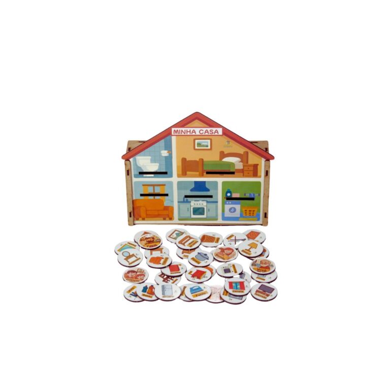 Brinquedo Minha Casa da Materiais para Brincar, mostrando uma casinha em MDF com fichas de móveis e pessoas sendo encaixadas.