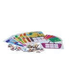 Jogo Minhas Lojinhas da Materiais para Brincar, mostrando um cenário de loja com fichas de produtos e uma cesta de compras.