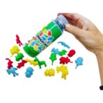 Kit Miniaturas Floresta da Materiais Para Brincar, mostrando o pote verde com algumas das miniaturas de animais espalhadas ao redor. As miniaturas, em cores vibrantes, estão organizadas por tipo ou cor, como um grupo de elefantes azuis.