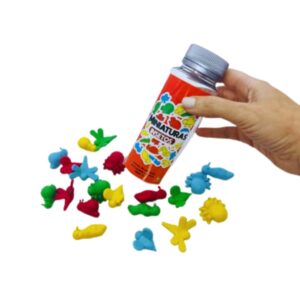 Kit Miniaturas Insetos da Materiais Para Brincar, mostrando o pote vermelho com algumas das miniaturas de insetos espalhadas ao redor. As miniaturas, em cores vibrantes, estão organizadas por tipo ou cor, como um grupo de formigas azuis.