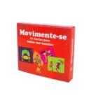 O jogo Movimente-se da Materiais Para Brincar, mostrando duas crianças (ou um adulto e uma criança) jogando. Uma das crianças está segurando uma das cartas, que mostra um desenho de movimento, e a outra criança está imitando a pose. As cartas no chão e o jogo em ação ilustram a diversão do produto.