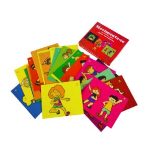 O jogo Movimente-se da Materiais Para Brincar, mostrando duas crianças (ou um adulto e uma criança) jogando. Uma das crianças está segurando uma das cartas, que mostra um desenho de movimento, e a outra criança está imitando a pose. As cartas no chão e o jogo em ação ilustram a diversão do produto.