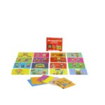 O jogo Movimente-se da Materiais Para Brincar, mostrando duas crianças (ou um adulto e uma criança) jogando. Uma das crianças está segurando uma das cartas, que mostra um desenho de movimento, e a outra criança está imitando a pose. As cartas no chão e o jogo em ação ilustram a diversão do produto.