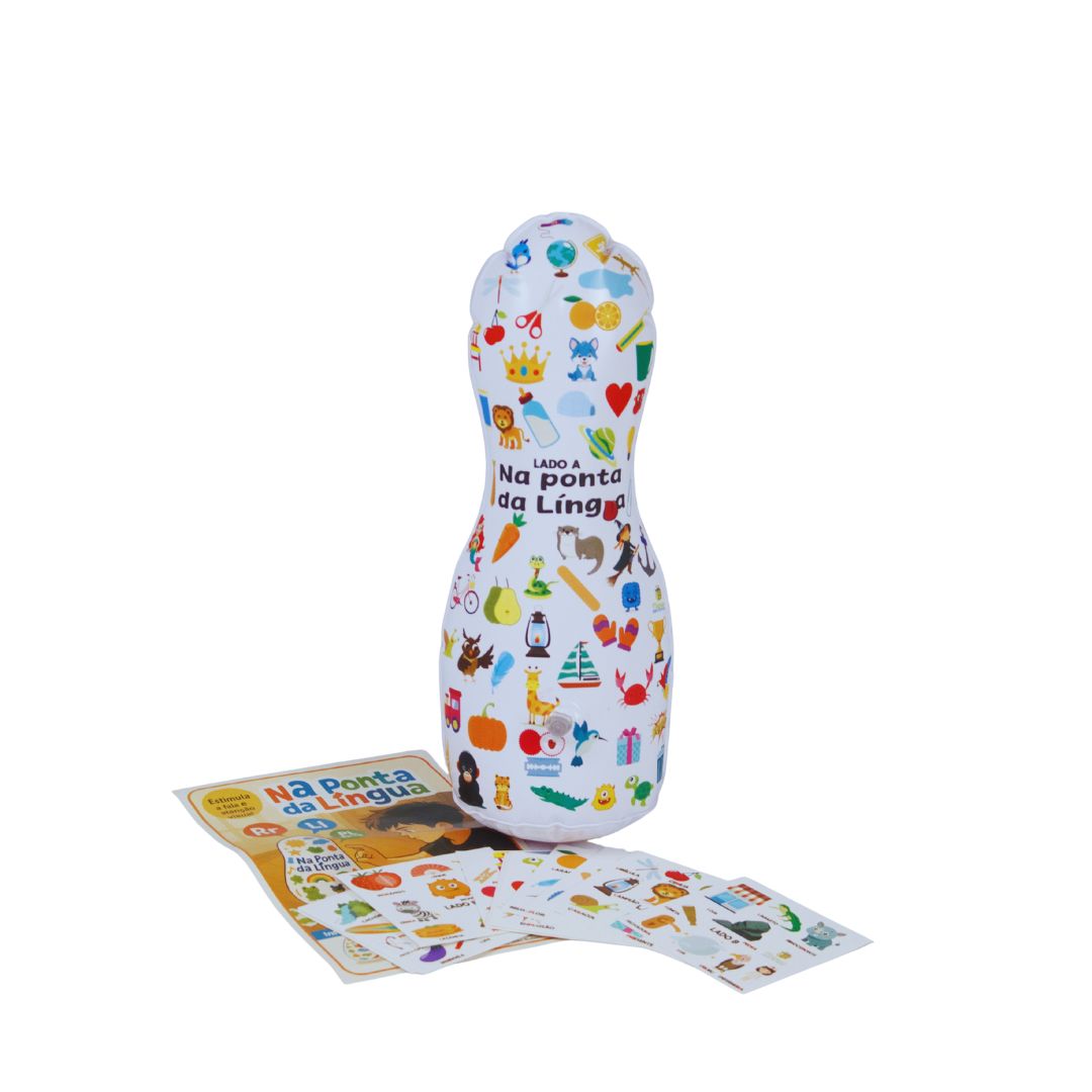 Na ponta da língua - João Bobo O jogo Na Ponta da Língua da Materiais Para Brincar. Uma mão de criança está dando um peteleco no João Bobo inflável. Uma das fichas do jogo, com a imagem de uma "lata", está visível ao lado.