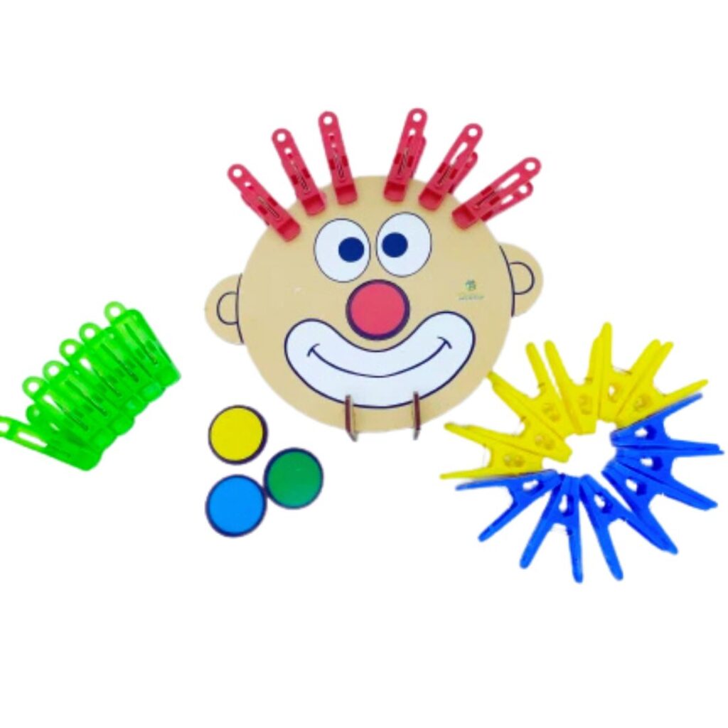 Kit Palhaço Cabelo Pregador da Materiais para Brincar, mostrando um rosto de palhaço em MDF com pregadores coloridos presos ao seu redor, combinando com a cor do nariz.