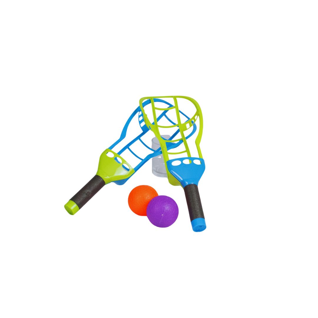 Pega bolinha 2 Jogo Pega Bolinha da Materiais para Brincar, mostrando duas pessoas (um adulto e uma criança) brincando em uma área externa, com um lançando a bolinha e o outro se preparando para pegá-la.