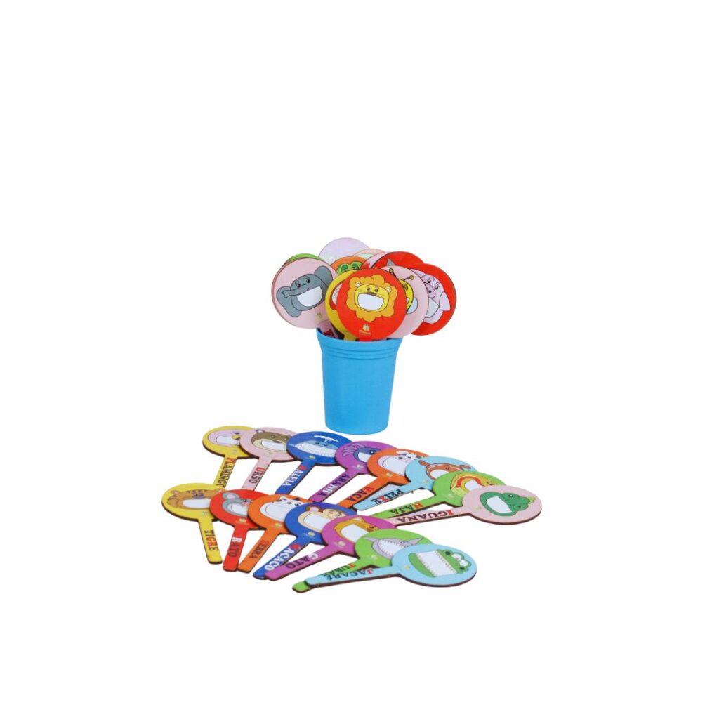Jogo Pirulitos de Aquisição de Fala da Materiais para Brincar, com 28 pirulitos de MDF coloridos, cada um com um animal e um fonema.