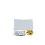 Kit Placa de Alinhavo da Materiais Para Brincar, mostrando uma placa de plástico com furos. Um cordão colorido já foi parcialmente passado pelos orifícios, e uma mão de criança está puxando o cordão pelo próximo furo.