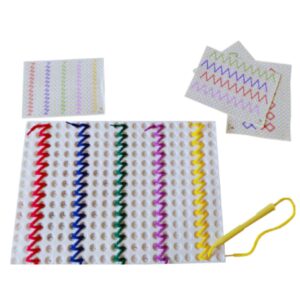 Kit Placa de Alinhavo da Materiais Para Brincar, mostrando uma placa de plástico com furos. Um cordão colorido já foi parcialmente passado pelos orifícios, e uma mão de criança está puxando o cordão pelo próximo furo.