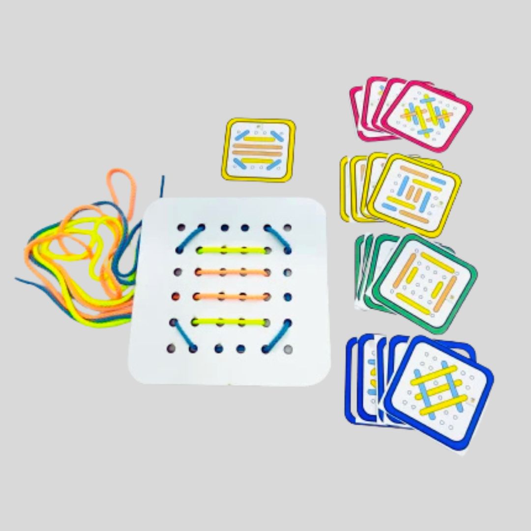 Placa de cadarços Placa de Cadarços da Materiais para Brincar, com uma placa de MDF, 20 fichas de atividades e 3 cadarços coloridos.