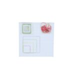 Kit Placa de Pinos da Materiais Para Brincar, mostrando uma placa branca com pinos. Um elástico colorido já foi esticado para formar uma forma geométrica simples. Uma mão de criança está esticando outro elástico na placa.