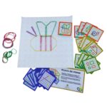 Kit Placa de Pinos da Materiais Para Brincar, mostrando uma placa branca com pinos. Um elástico colorido já foi esticado para formar uma forma geométrica simples. Uma mão de criança está esticando outro elástico na placa.