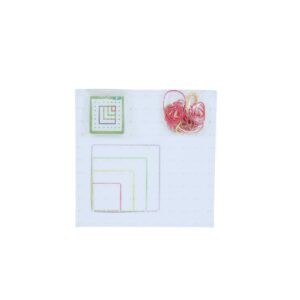 Kit Placa de Pinos da Materiais Para Brincar, mostrando uma placa branca com pinos. Um elástico colorido já foi esticado para formar uma forma geométrica simples. Uma mão de criança está esticando outro elástico na placa.