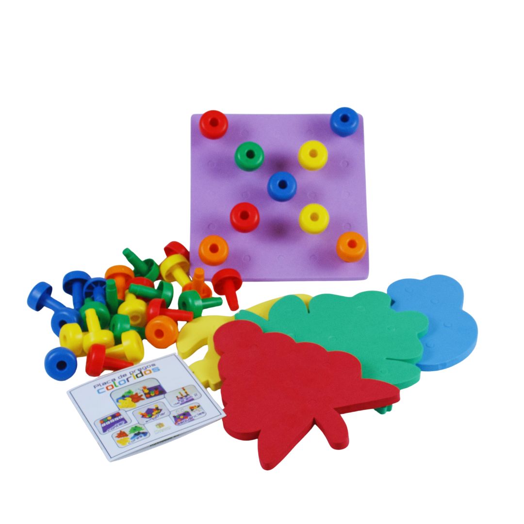 Placa de pregos coloridos 3 Kit Placa de Pregos Coloridos da Materiais Para Brincar, mostrando as cinco placas de EVA com formatos de uva, carro, foguete, sapo e um quadrado. Alguns dos 33 pregos coloridos já foram inseridos nas placas, formando padrões simples.