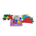 Kit Placa de Pregos Coloridos da Materiais Para Brincar, mostrando as cinco placas de EVA com formatos de uva, carro, foguete, sapo e um quadrado. Alguns dos 33 pregos coloridos já foram inseridos nas placas, formando padrões simples.