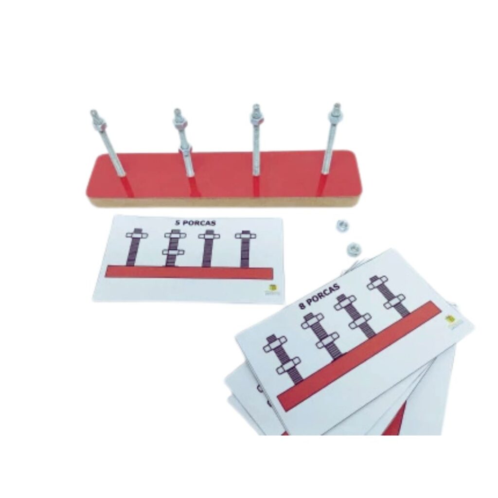 Kit Porcas e Parafusos da Materiais para Brincar, mostrando uma placa com parafusos e porcas sendo rosqueadas, de acordo com uma das cartas modelo.