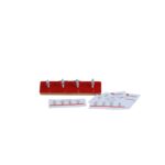 Kit Porcas e Parafusos da Materiais para Brincar, mostrando uma placa com parafusos e porcas sendo rosqueadas, de acordo com uma das cartas modelo.