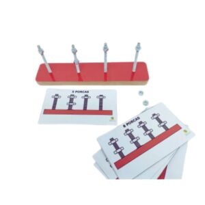 Kit Porcas e Parafusos da Materiais para Brincar, mostrando uma placa com parafusos e porcas sendo rosqueadas, de acordo com uma das cartas modelo.
