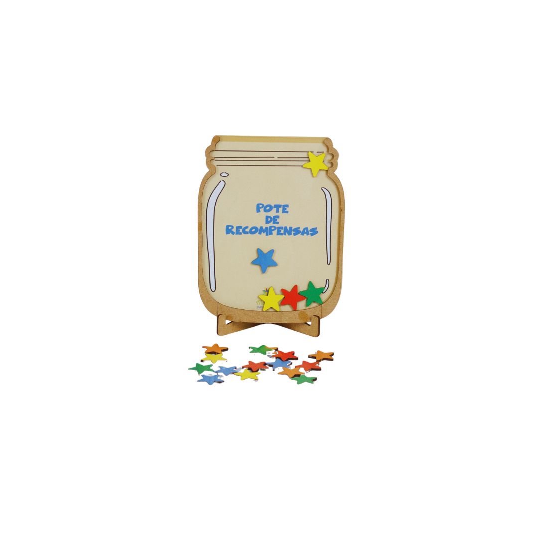 Pote de recompensas 2 O Pote de Recompensas da Materiais Para Brincar, mostrando um pote de madeira MDF com um recorte em forma de estrela. Algumas estrelas coloridas estão dentro do pote e uma mão de criança está prestes a colocar outra estrela.