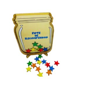 O Pote de Recompensas da Materiais Para Brincar, mostrando um pote de madeira MDF com um recorte em forma de estrela. Algumas estrelas coloridas estão dentro do pote e uma mão de criança está prestes a colocar outra estrela.