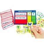 Quadro de Sentenças da Materiais para Brincar, mostrando um quadro em MDF com uma frase sendo construída com peças de figuras, palavras e pontuação.