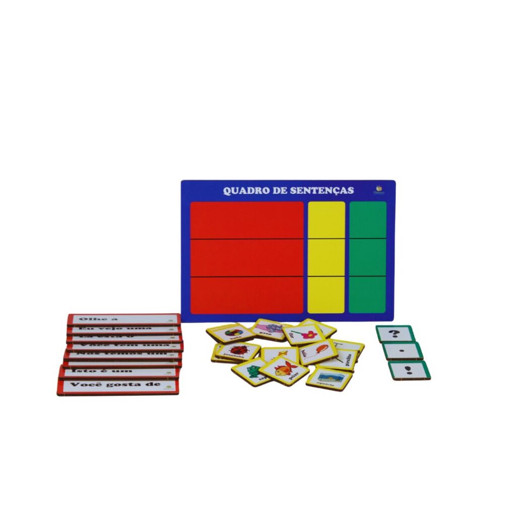 Quadro de Sentenças da Materiais para Brincar, mostrando um quadro em MDF com uma frase sendo construída com peças de figuras, palavras e pontuação.