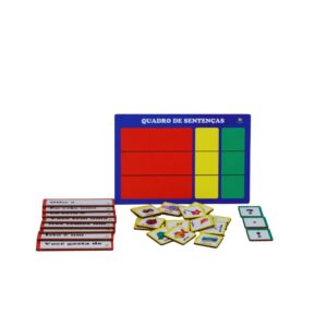 Quadro de Sentenças da Materiais para Brincar, mostrando um quadro em MDF com uma frase sendo construída com peças de figuras, palavras e pontuação.