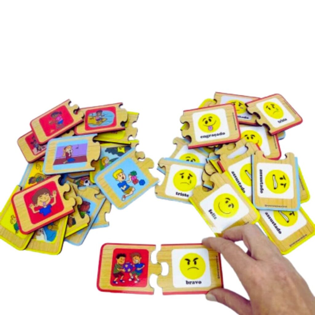 Jogo de quebra-cabeças Sentimentos e Situações da Materiais para Brincar, com peças de MDF mostrando diferentes expressões e situações.