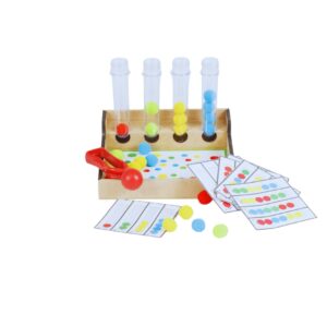 O jogo Sequência de Pompons da Materiais Para Brincar, mostrando a caixa de madeira com os 4 tubos de ensaio. Uma mão de criança está usando a pinça bola para colocar um pompom colorido em um dos tubos, seguindo o padrão de uma das fichas modelo.