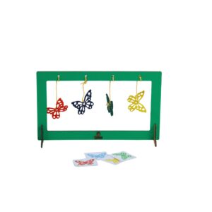 Sopro das Borboletas da Materiais para Brincar, mostrando uma armação de MDF com quatro borboletas coloridas de feltro penduradas.