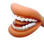 Super Boca Fantoche da Materiais para Brincar, mostrando uma boca de fantoche de PVC com a mão de um adulto manipulando a língua e os lábios.