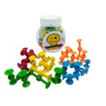 Kit Ventosas da Materiais Para Brincar, mostrando as 25 ventosas em 5 cores diferentes presas a uma superfície de vidro. Elas estão dispostas em um padrão criativo.