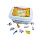 Kit Vocabulário 1 - Laranja da Materiais para Brincar, mostrando 60 fichas magnéticas de categorias como animais, alimentos e transportes.