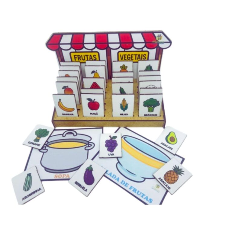 O kit Barraca de Frutas e Vegetais da Materiais Para Brincar, mostrando a estrutura da barraca em MDF. Algumas das 28 fichas ilustradas de frutas (como maçãs e bananas) e vegetais (como cenouras) estão encaixadas ou espalhadas à frente.