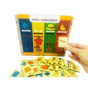 O jogo Meu Armário da Materiais Para Brincar, mostrando uma caixa de MDF com espaços de encaixe. Fichas em MDF ilustradas de diferentes peças de vestuário (cachecol, shorts, sapato, chapéu) estão sendo classificadas.