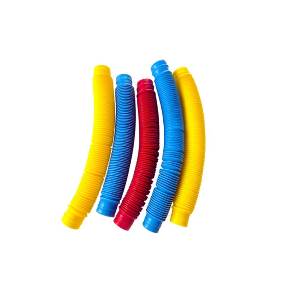 Kit Super Tubos Sensoriais da Materiais Para Brincar. Cinco tubos coloridos (vermelho, amarelo e azul) estão sendo esticados e conectados, mostrando sua capacidade de alongamento e flexibilidade.